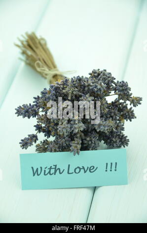 Con amore auguri e bouquet di asciutto delicato lavanda fiori Foto Stock