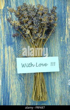 Con amore auguri e bouquet di asciutto delicato lavanda fiori Foto Stock