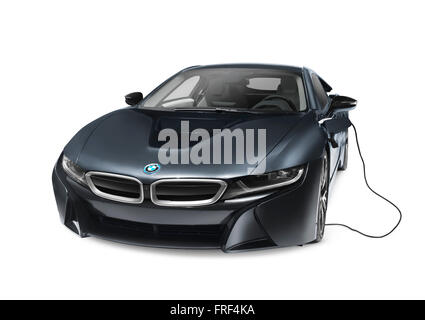 Licenza e stampe a MaximImages.com - Black 2016 BMW i8 plug-in ibrido elettrico auto sportiva di lusso con cavo di ricarica isolato su sfondo bianco wi Foto Stock