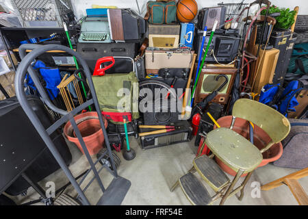 Home garage pasticcio di storage. Foto Stock