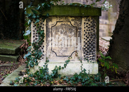 'Questa Grave è pieno' inscritto in una tomba. Testo insolito sul lato di una tomba, scritta nel 1866, in un cimitero britannico Foto Stock