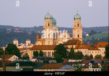 Vista della cattedrale di Santo Stefano, Passau, Baviera, Germania Foto Stock