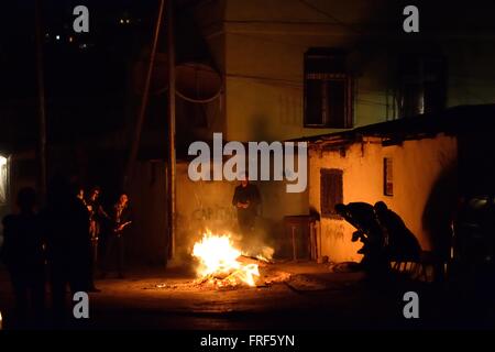 BAKU in Azerbaijan - marzo 10 2014 persone stand attorno a un fuoco per festeggiare il Nowruz a Baku, in Azerbaijan Foto Stock