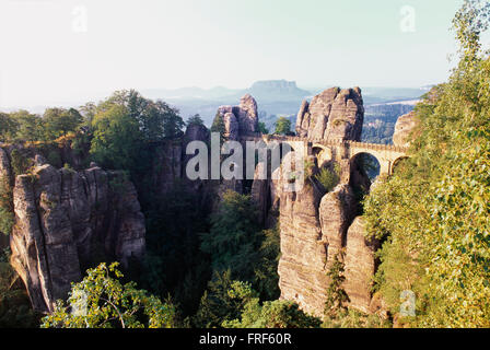 Le formazioni rocciose e visualizzazione di ponte di Bastei, Svizzera Sassonia, Germania Foto Stock