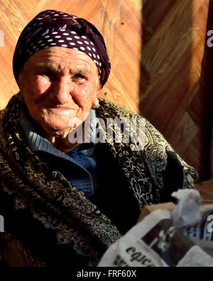 BAKU in Azerbaijan - Novembre 18 2013 cieco mercato azero trader, a Baku, capitale dell'Azerbaigian Foto Stock