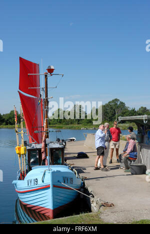 GOTLAND : viking isola. - 05/08/2007 - Europa - su una banchina alcuni uomini discutere nei pressi di una barca tradizionale. - Laurent Paillier Foto Stock