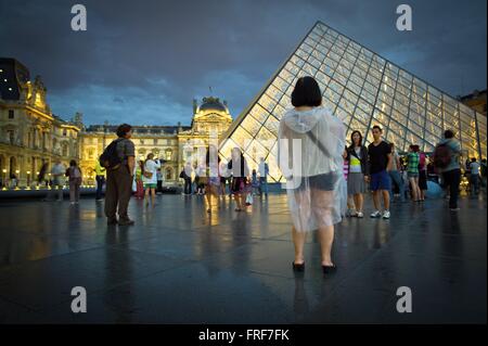 Museo del Louvre - 03/08/2012 - - il capolavoro di Ming Pei e i turisti durante un giorno di pioggia in estate 2012. - Sylvain Foto Stock