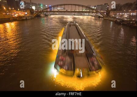 I ponti di Parigi - 14/01/2013 - - Bateau-mouche dando un'atmosfera futuristica, visto dal ponte di Austerlitz - Sylvain Leser Foto Stock
