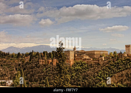 Andalucia,Spagna - 20/04/2012 - Spagna / Andalusia / Granada - Alhambra Palace visto dal San Nicola Mirador, Albaicin Foto Stock