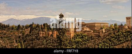 Andalucia,Spagna - 20/04/2012 - Spagna / Andalusia / Granada - Alhambra Palace visto dal San Nicola Mirador, Albaicin Foto Stock