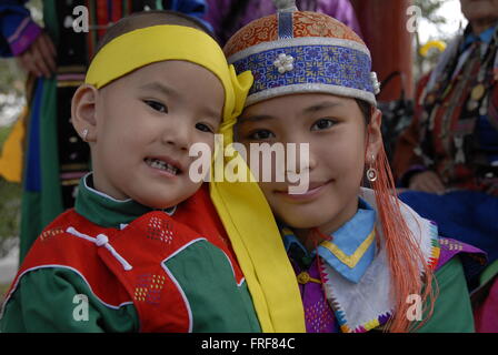 Mongolia - 13/07/2010 - Mongolia / Ulan Bator / Ulan Bator - Ritratto di bambini mongolo nel loro tradizionale abito - Foto Stock