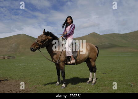 Mongolia - 30/07/2010 - Mongolia - I giovani della Mongolia sul suo cavallo - Sandrine Huet / Le Pictorium Foto Stock