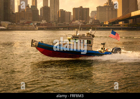 NYPD imbarcazione di pattuglia sulla East River, New York, Stati Uniti d'America Foto Stock