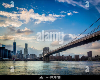 Manhattan skyline with Brooklyn Bridge, New York, USA. Foto Stock