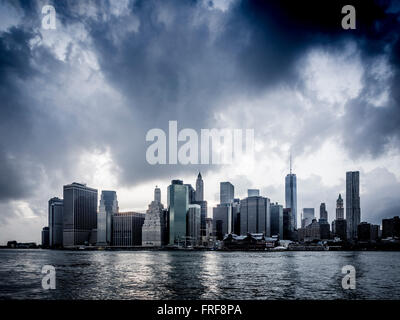 La parte inferiore di Manhattan skyline visto da Brooklyn, New York City, Stati Uniti d'America. Foto Stock