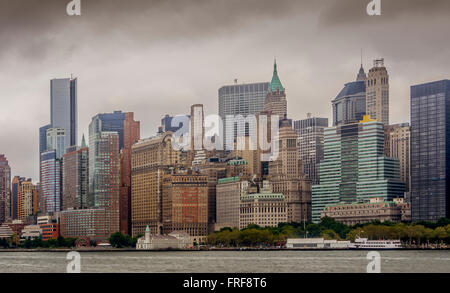 La parte inferiore di Manhattan edifici visto dalla baia superiore, il porto di New York, Stati Uniti d'America. Foto Stock