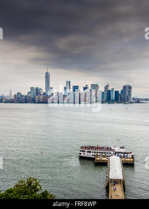 Visualizza parte posteriore verso la parte inferiore di Manhattan da Liberty Island, New York, Stati Uniti d'America. Foto Stock