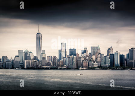 La parte inferiore di Manhattan skyline visto dalla baia superiore, il porto di New York, Stati Uniti d'America. Foto Stock