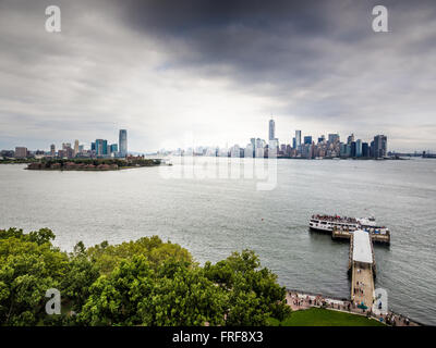 Visualizza parte posteriore verso la parte inferiore di Manhattan da Liberty Island, New York, Stati Uniti d'America. Foto Stock