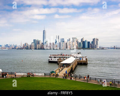 Visualizza parte posteriore verso la parte inferiore di Manhattan da Liberty Island, New York, Stati Uniti d'America. Foto Stock