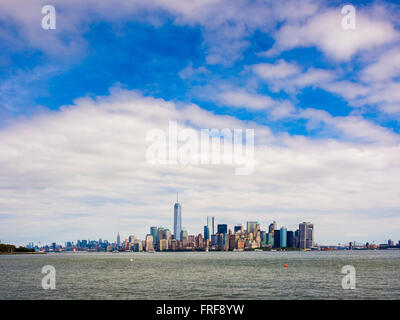 La parte inferiore di Manhattan skyline visto dalla baia superiore, il porto di New York, Stati Uniti d'America. Foto Stock