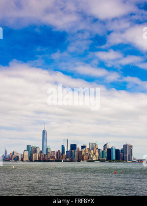 La parte inferiore di Manhattan skyline visto dalla baia superiore, il porto di New York, Stati Uniti d'America. Foto Stock