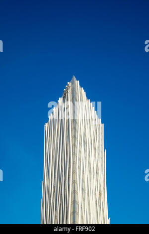 Vista di un moderno edificio sede di Telefonica nel quartiere Diagonal Mar, Barcelona, Spagna Foto Stock