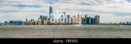 La parte inferiore di Manhattan skyline visto dalla baia superiore, il porto di New York, Stati Uniti d'America. Foto Stock