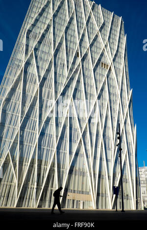 Vista di un moderno edificio sede di Telefonica nel quartiere Diagonal Mar, Barcelona, Spagna Foto Stock