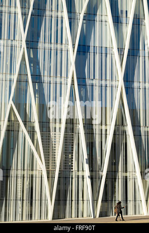 Vista di un moderno edificio sede di Telefonica nel quartiere Diagonal Mar, Barcelona, Spagna Foto Stock