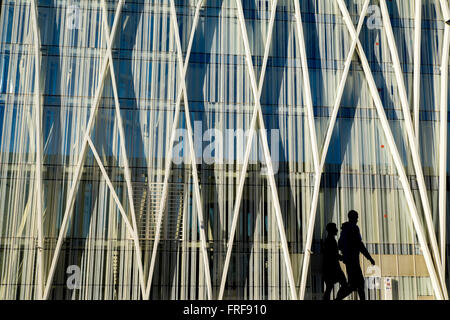 Vista di un moderno edificio sede di Telefonica nel quartiere Diagonal Mar, Barcelona, Spagna Foto Stock