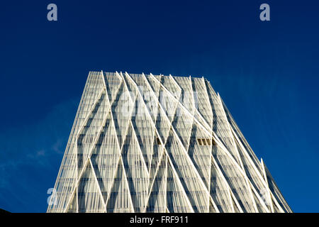 Vista di un moderno edificio sede di Telefonica nel quartiere Diagonal Mar, Barcelona, Spagna Foto Stock