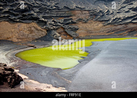 Incredibile verde laguna interna ruvida nera cratere del vulcano a Lanzarote nelle isole Canarie. Foto Stock