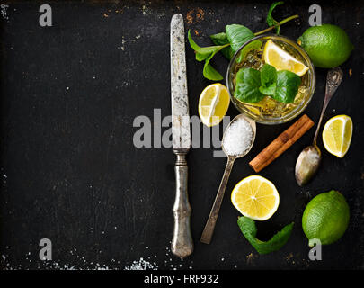 Mojito ingredienti nero su sfondo rustico Foto Stock