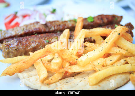 Souvlaki wrap nel pane pitta con patatine fritte, cibo greco Foto Stock