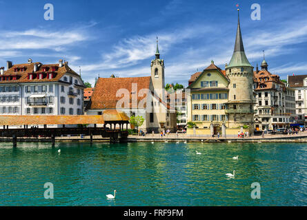 Lucerna, Svizzera, vista sul fiume Reuss fino alla città vecchia, la cappella e Ponte della Cappella in legno Foto Stock