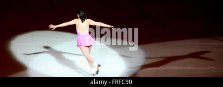 Femmina Skater ghiaccio eseguendo. Foto Stock