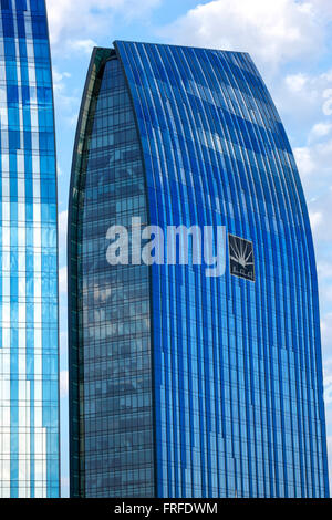 Vetro edificio per uffici a Dubai. Foto Stock