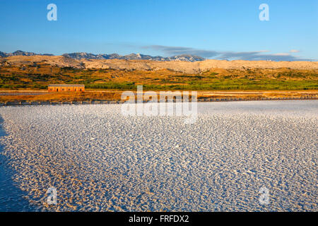 Pag, Croazia - vecchia salina piscine lavoro davanzale in uso Foto Stock