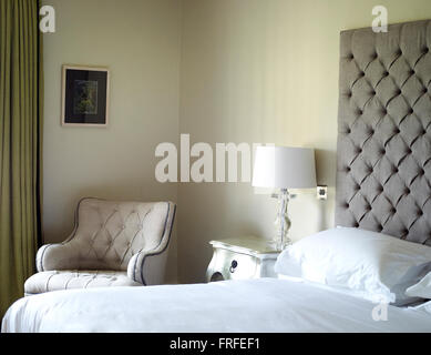 Grigio e bianco camera da letto Foto Stock