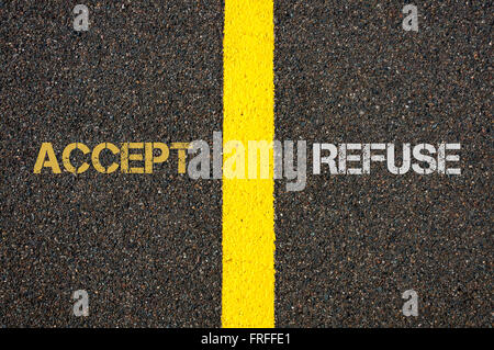 Concetto antonym di accettare rispetto a rifiutare scritto su asfalto, la segnaletica stradale vernice gialla linea di separazione tra le parole Foto Stock