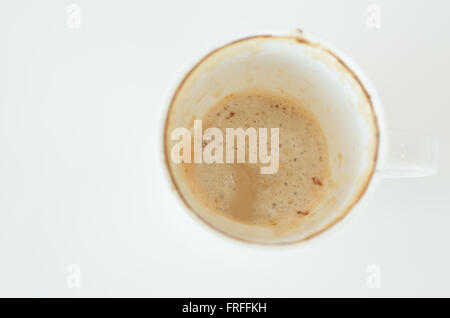 Svuotare tazza da caffè su sfondo bianco Foto Stock