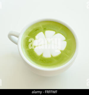 Primo piano di un bellissimo il tè verde su sfondo bianco Foto Stock