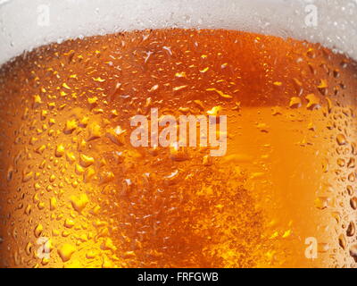 Gocce di acqua su un bicchiere di birra. Close up. Foto Stock