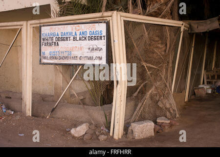 Un annuncio pubblicitario per escursioni nel deserto nel villaggio di Bairat sulla riva occidentale di Luxor, la Valle del Nilo in Egitto. Foto Stock