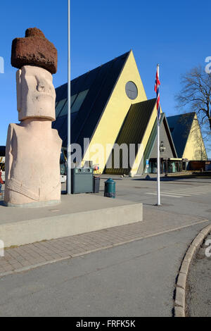 Il museo polare di alloggiamento della nave 'Fram' a Oslo, in Norvegia con una statua al il museo Kon Tiki in primo piano Foto Stock