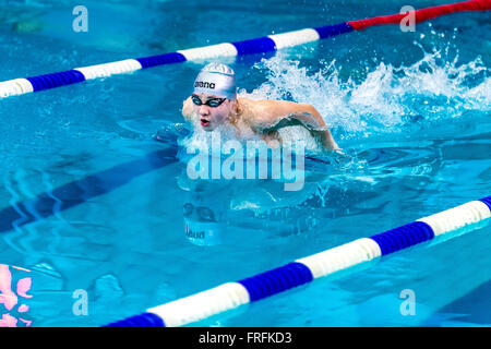 Giovane atleta nuotatore a distanza farfalla in piscina durante il nuoto internazionale torneo Foto Stock