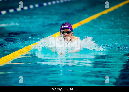 Giovane atleta nuotatore a rana gare in piscina durante il nuoto internazionale torneo Foto Stock