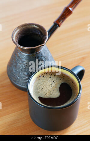 Cezve e tazza di caffè sul tavolo Foto Stock