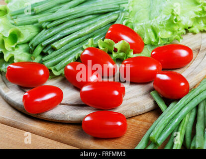 Pomodorini e foglie di insalata close up Foto Stock